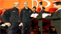 Dom�nguez recogiendo en�el a�o 2009 la�Medalla de Oro�de la ciudad a�los bomberos. Siete a�o despu�s, fue�nombrado jefe<br /> operativo de este�departamento�de emergencias, donde pretend�a seguir en el cargo. La acusaci�n recogida en un informe interno implicar�a que estuvo en el cargo tras presentar una titulaci�n falsa y sin que el Concello lo detectase. Su repentina jubilaci�n implica cerrar las pesquisas sin conocer la verdad.
