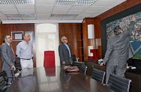 Louro y los directivos de Funespa�a observan en una foto el lugar donde se ubicar� el crematorio. 