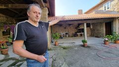Fernando Martínez Piñeiro, el pasado 10 de mayo, en la casa de su madre que rehabilitó para vivienda turística en Portas