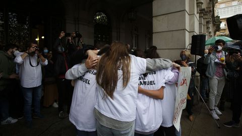 Las amigas de Samuel se abrazan durante la protesta por el crimen en A Coru�a.