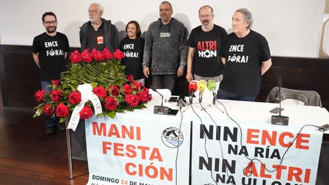 Miembros de la APDR y de la plataforma Ulloa Viva, este martes, en la Casa das Camp�s de Pontevedra