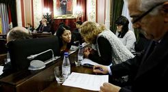 <span lang= es-es >Frialdad</span>. Esta conversaci�n entre �urea Soto, fiel al alcalde, y Mar�a Devesa, miembro del grupo de los cr�ticos, fue uno de los escasos contactos entre unos y otros en el pleno de ayer.