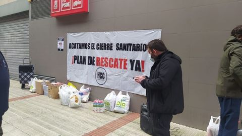 Un momento de la recogida solidaria de alimentos frente a la sede del PSOE de Gij�n