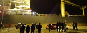 El trabajo de los amarradores fue seguido con expectaci�n a pie de muelle. 