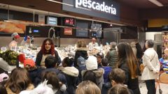 Visita de alumnos a la pescader�a de un supermercado Gadis