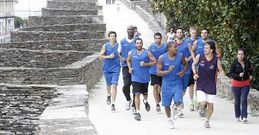 Los jugadores del Breog�n, corriendo por la Muralla ayer por la ma�ana.