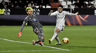 Iv�n Villar da un pase ante la presi�n de V�ctor Valverde