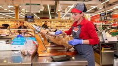 Una trabajadora de Alcampo