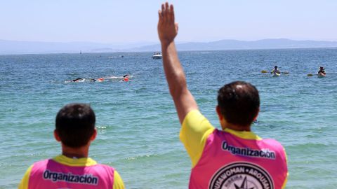 Llegada de participantes en la traves�a a nado  Arousaman que nadan por el da�o cerebral adquirido DCA