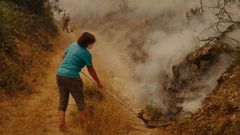 La alcaldesa, Eva Barrio, ayuda a apagar el fuego
