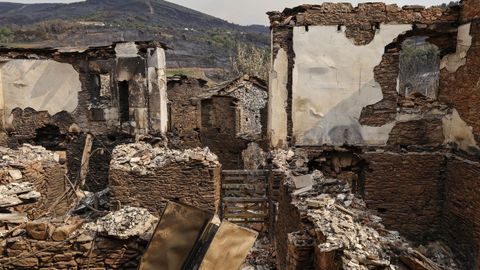 Una de las casas afectadas por el fuego en la parroquia de Mones, en Valdeorras.