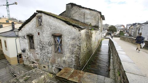  CASA TORRE  COMPLETAMENTE ABANDONADA ADOSADA A LA MURALLA JUNTO A LA PUERTA DE PORTA MI�A
EDIFICIO, RUINA