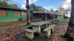 Al fondo, el bar restaurante que alquila la comunidad de montes de Ove
