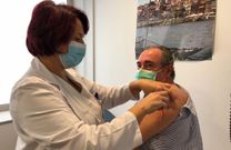 Ram�n Ares, gerente del �rea sanitaria lucense, vacun�ndose