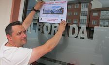 Un empresario mazaricano coloca un cartel de la manifestaci�n en apoyo del sector ganadero. 