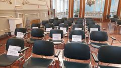 Los sindicatos asistentes al pleno del Concello de Pontevedra abandonaron la sesi�n dejando en los asientos los carteles reivindicativos con sus demandas