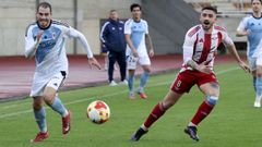 Maceira, autor de dos goles para el Compos, trata de superar el marcaje de Kopa