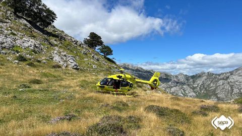 Helicóptero del Servicio de Emergencias del Principado de Asturias (SEPA) durante el rescate en Cabrales