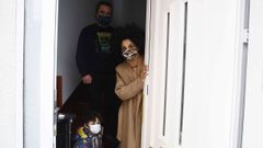 �Somos das poucas parellas da nosa idade, roldando os 40, e con nenos que viven en Celeiro�. Noelia Mart�nez y Xos� Ant�n Fern�ndez residen con sus tres hijos, de 13, 11 y 7 a�os, en la R�a Atalaia, donde anta�o moraban decenas de familias, pero donde hoy abundan los carteles de �Se vende�. �A xente nova elixe ir por exemplo para Covas porque atopa servizos que aqu� non vai ter en moito tempo. Canto hai que non hai unha librer�a en Celeiro! Ou unha administraci�n para botar a bonoloto!�, reflexionan