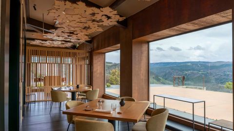 Ubicado en la Bodega Regina Viarum, el restaurante V�rtigo es un balc�n privilegiado sobre los ca�ones del Sil.
