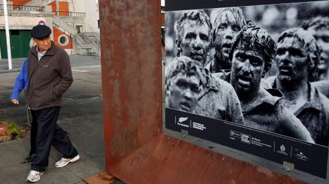 El p�blico observa las fotograf�as de la exposicion de  All Blacks. Historia de una camiseta invencible , de la New Zealand Rugby Union en el puerto deportivo de Gij�n.