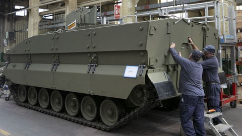 Operarios trabajan en la fbrica General Dinamics, a 9 de septiembre de 2022, en Trubia