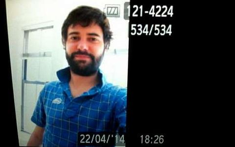 Un joven vigu�s participando en una de las actividades de la jornada, que consiste en subir fotos  a la Red con una prenda del rev�s.
