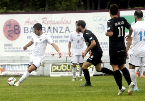 El boirista Stefan, con el bal�n, en el partido disputado hace quince d�as en Barra�a ante el Silva. 