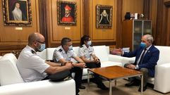 El alcalde, a la derecha, dio la bienvenida a la nueva inspetora jefa de la comisaria