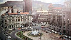 Plaza de la Escandalera en los a�o 70. En el bajo de la casa Conde, a la izquierda, se ubic� Almacenes Sime�n