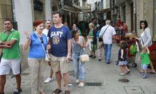 La presencia de turistas se nota en calles como esta de Viveiro, con terrazas hosteleras. 