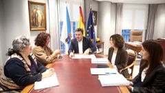 El presidente de la Deputaci�n, Valent�n Gonz�lez Formoso, junto a la diputada de Empleo, Rosa Ana Garc�a, se reunieron con la presidenta de Mulleres Salgadas, Mar�a Jos� Vales, y la coordinadora general, Sandra Am�zaga
