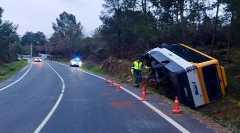 El bus escolar qued semi volcadoen una cuneta de la carretera