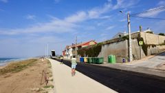 Despu�s. Trabajos de aglomerado, ayer, en el paseo de la playa. La carretera es ahora de sentido �nico con un solo carril. Se suprimieron plazas de aparcamiento y, en su lugar, se construy� una senda peatonal.