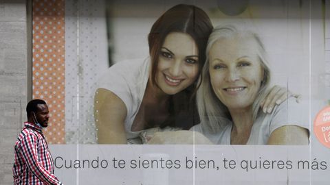 Un hombre pasea por el centro de Oviedo