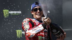 El piloto espa�ol de moto GP, Marc M�rquez, celebra, este domingo, su victoria en el circuito de Brno.