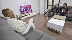 Mohamed, Carlos y Diego en el sal�n del centro de d�a de Rexurdir, donde personas en riesgo de exclusi�n social van todos los d�as a pasar la ma�ana.