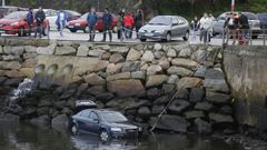 Coche que se precipit� al mar en el puerto de Burela