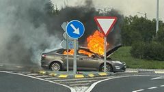 Coche incendiado en A Zapateira