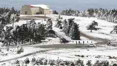 La nieve que se mantiene en el torno al santuario del monte Faro atrae a numerosos visitantes