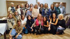 Homenaje por su jubilación a Lucía Portela (en el centro, con chaleco rosa), dependienta de El Corte Inglés de A Coruña desde su inauguración en 1986