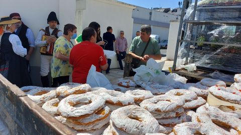 Subasta de roscas benditas frente a la iglesia parroquial de San Antonio