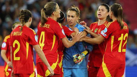 María Mendéz, a la derecha, felicita a la portera Cata Coll