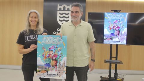 Laura Gabriel, de Troula, e o concelleiro Demetrio G�mez presentaron �Itineranta�
