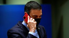 REUTERS.Los hackers han sustra�do al menos 2,6 GB de datos del iPhone oficial de Pedro S�nchez, con funda roja, el color del PSOE. A nivel personal, el presidente del Gobierno usa otro terminal de Apple.