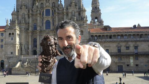 Luis Zahera, en el Obradoiro, con el goya que gan por su papel en As Bestas