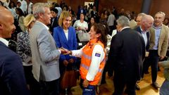 Alfonso Rueda saludando a personal sanitario esta ma�ana en el homenaje que se realiz� en el Hospital do Saln�s.