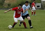 Maikel, a la izquierda, controla el bal�n en el partido del domingo entre el Broll�n y el Palas.