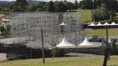 La compleja estructura de los escenarios del festival O Son do Cami�o est� ya muy avanzada