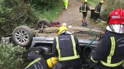 Los bomberos, tratando de excarcelar al joven que se sali� de la AP-9 en Mi�o